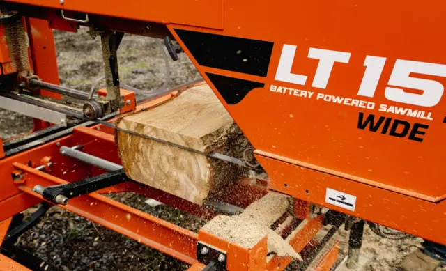 Wood-Mizer LT15 Wide Båndsagbruk 7,5kW på 4 batteri 